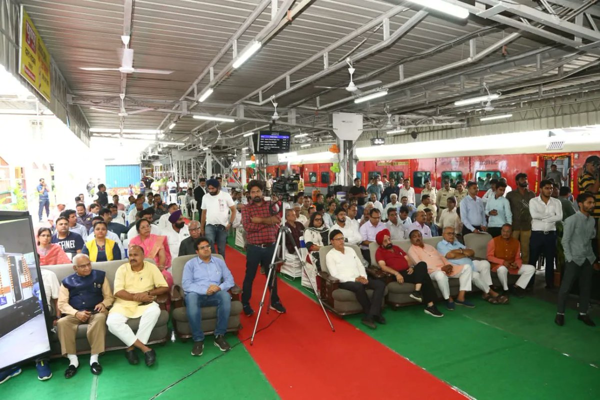 advpushyamitra's tweet photo. इस नई रेलवे कनेक्टिविटी के माध्यम से इंदौर की जनता राजधानी दिल्ली तक आसानी से आवागमन कर सकेगी एवं इंदौर के व्यापारिक, धार्मिक, शैक्षणिक पर्यटन क्षेत्र को भी बढ़ावा मिलेगा। 

@RailMinIndia @AshwiniVaishnaw
@narendramodi @PMOIndia

#IndoreToDelhi https://t.co/75dTZm4icK
