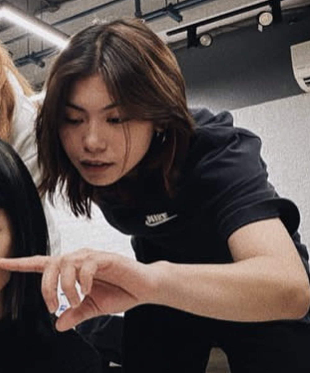 THAT HAIR. THAT SHIRT. THAT HAND. THAT ANGLE. BIANCA FORRO HERSELF. 

ANG POGI????????????
