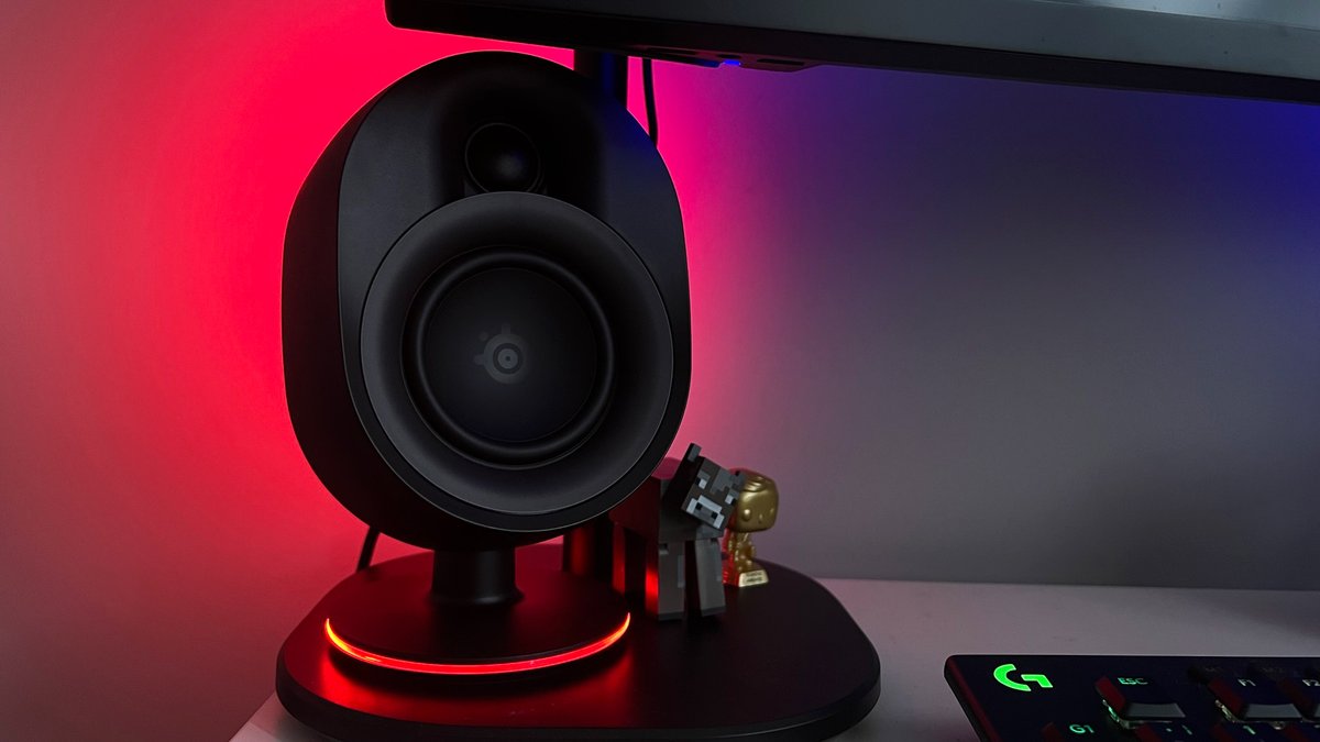 alextypedthat's tweet photo. I've had @SteelSeries' saucy new Arena 7 speakers hiding on my desk for a couple of weeks now and ohhhh boy 😍

I've written about them for @GamesRadar 👇
https://t.co/qMdLqJt1jg https://t.co/6sDOTBkdkz