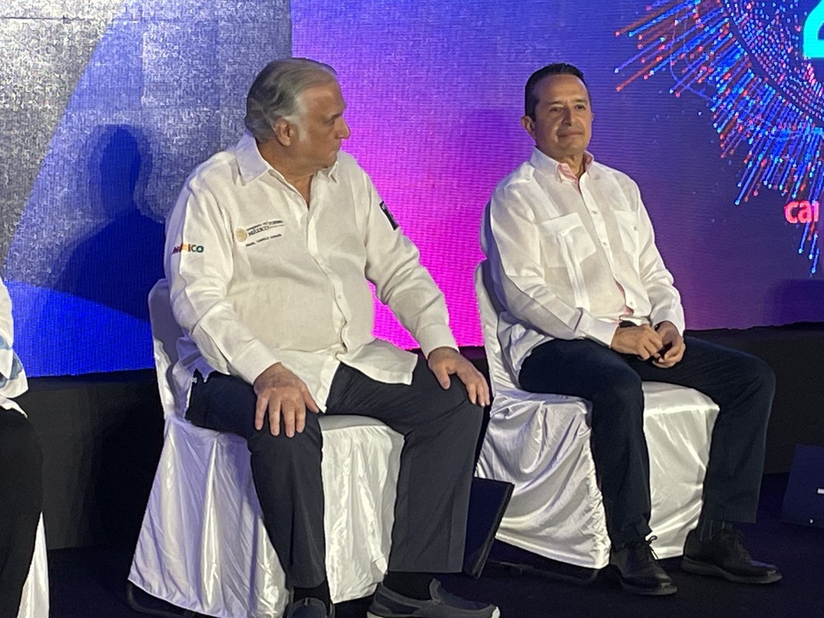Lourdes_Cruz_'s tweet photo. Y mientras @lopezobrador_ anuncia que @CarlosJoaquin sí formará parte de su gabinete, en estos momentos inaugura en #cancun evento inmobiliario  con @TorrucoTurismo https://t.co/XqAQOTNM8X