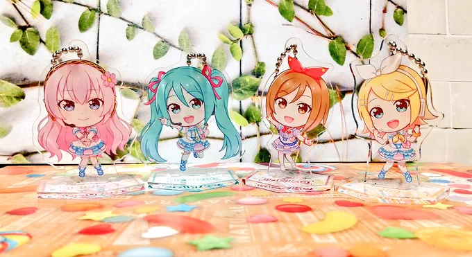 自引きとトレードでラブライブのクリプトン女子組アクスタコンプできた!!!こ〜〜れが見たかった…4人組アイドル感溢れてて本当に可愛い… 