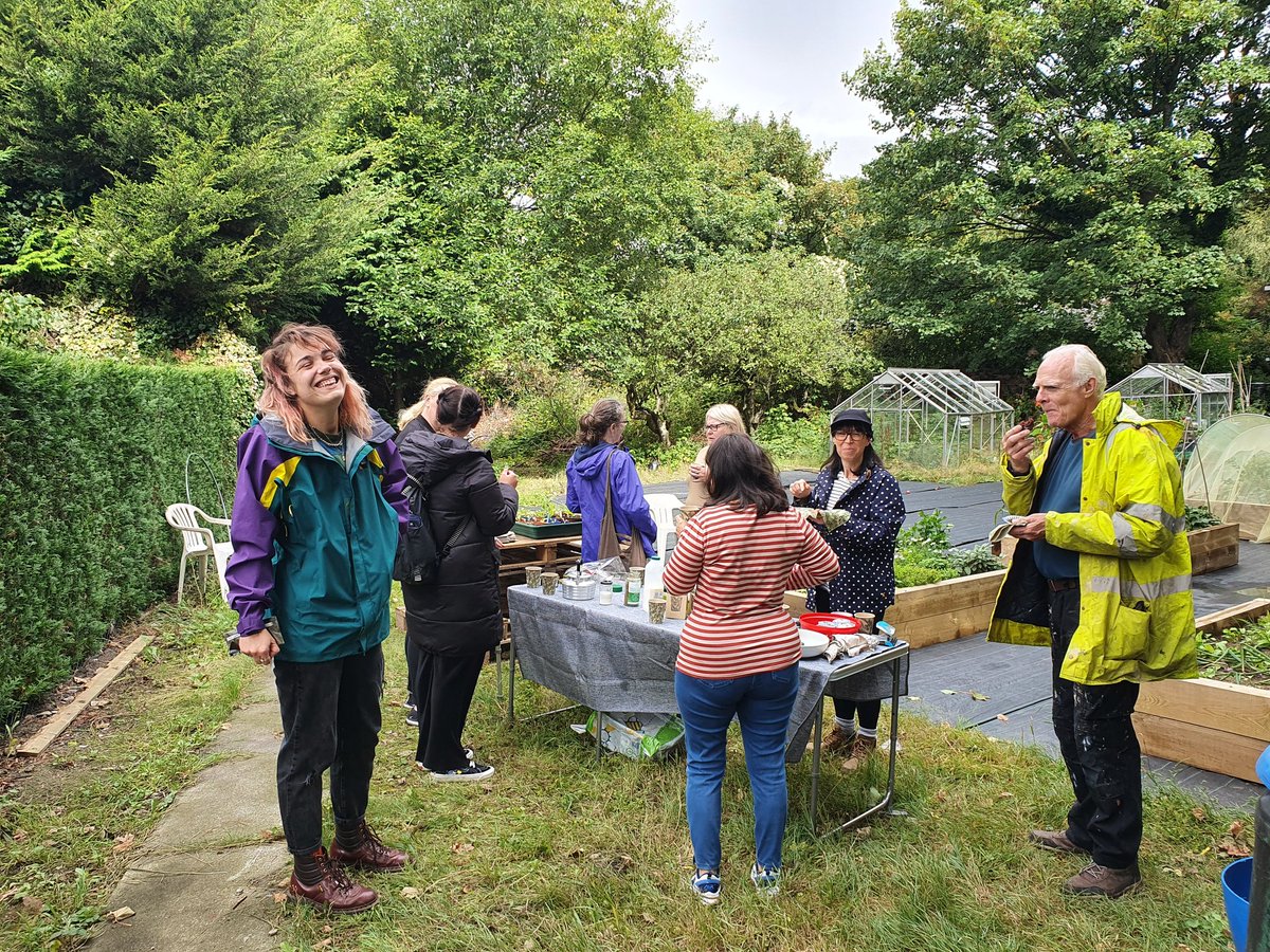 faiths4change's tweet image. Such a special day for the @livfoodgrowers gardeners... welcoming neighbours at The Secret Garden and celebrating the hard work of the volunteers at @lasalle_hotel garden 🍅🌱  well done! 👏
Get involved! rachel@faiths4change.org.uk/ 07715 087655 
#communitygarden
#GrowWestderby