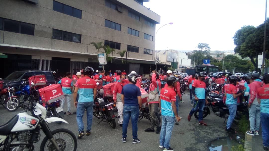 FMCENTER's tweet photo. #24agosto ⚠️ ATENCIÓN CONDUCTORES ⚠️ Motorizados de una empresa delivery mantienen trancada Av Principal #LosCortijos. Lo mismo hicieron hace unos instantes en Altamira. Tomar previsiones. 12:50p.m 

Vía - @ASICOR

 https://t.co/x0NEKtEcMt