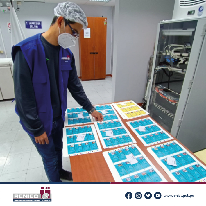 ReniecPeru's tweet photo. En el marco de las #ERM2022, desde el 1 de setiembre la planta de impresión del DNI en Arequipa también abastecerá a las regiones Moquegua y Tacna, de esta forma los ciudadanos obtendrán el documento de identidad de forma rápida ya que se reducirá el tiempo de espera en un 50 %. https://t.co/JOqka86QlO