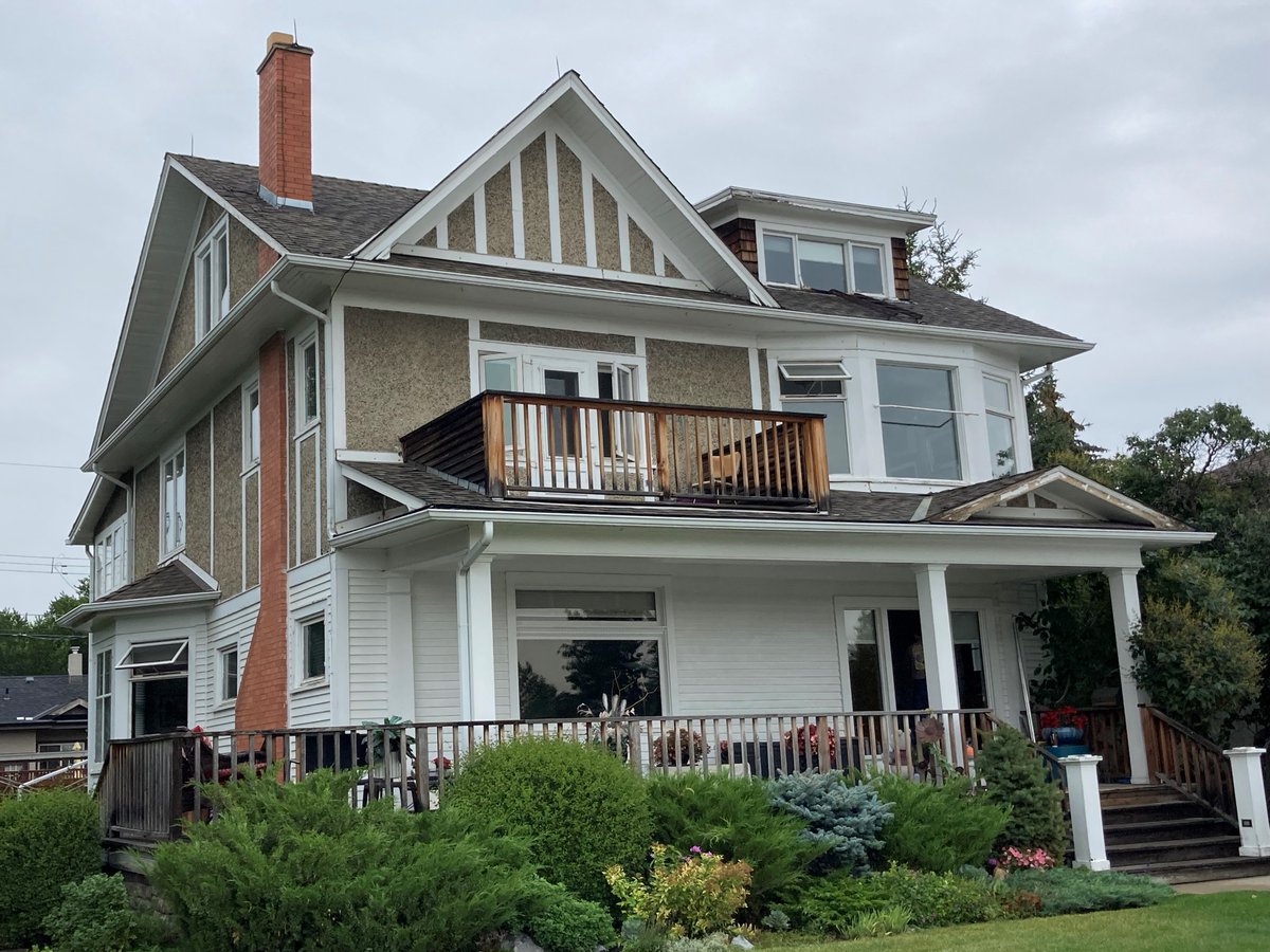 Looking west along the Sunnyside streetcar track.
At left, Bishop's Palace and the ex-Sheriff King house on 7a St NW.
And on Crescent Rd NW, two houses which have somehow survived.
640 is a #YYC Municipal Historic Resource.
And 708 was home to the first CFCN radio station.