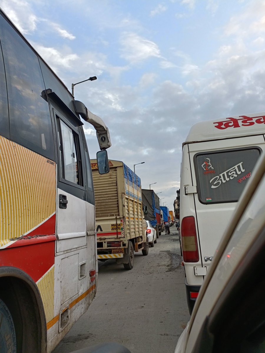 ronak_manek's tweet photo. Day changes but suffering remains constant.
@mieknathshinde What is stopping u to find solution for traffic on #Bhiwandi #Thane Bypass route?
Crossing mankoli flyover is taking more then an hr

@ThaneCityPolice 
@TMCaTweetAway 
@CityBhiwandi 
@swachh_bhiwandi 
@nitin_gadkari https://t.co/ae0kl1TxTf
