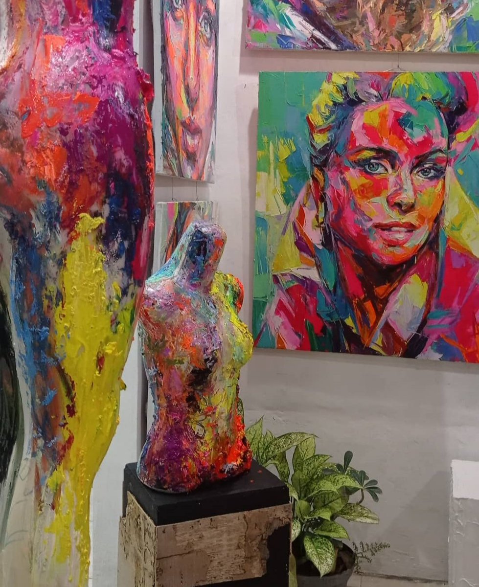 The atmosphere in the studio
#nftflop #NFTCommunity #NFTcollections #NFT #Drop #art #artgallery #Luxury #fashion #opensea #worldart #popart #NFTGiveaway #nftcollectors
