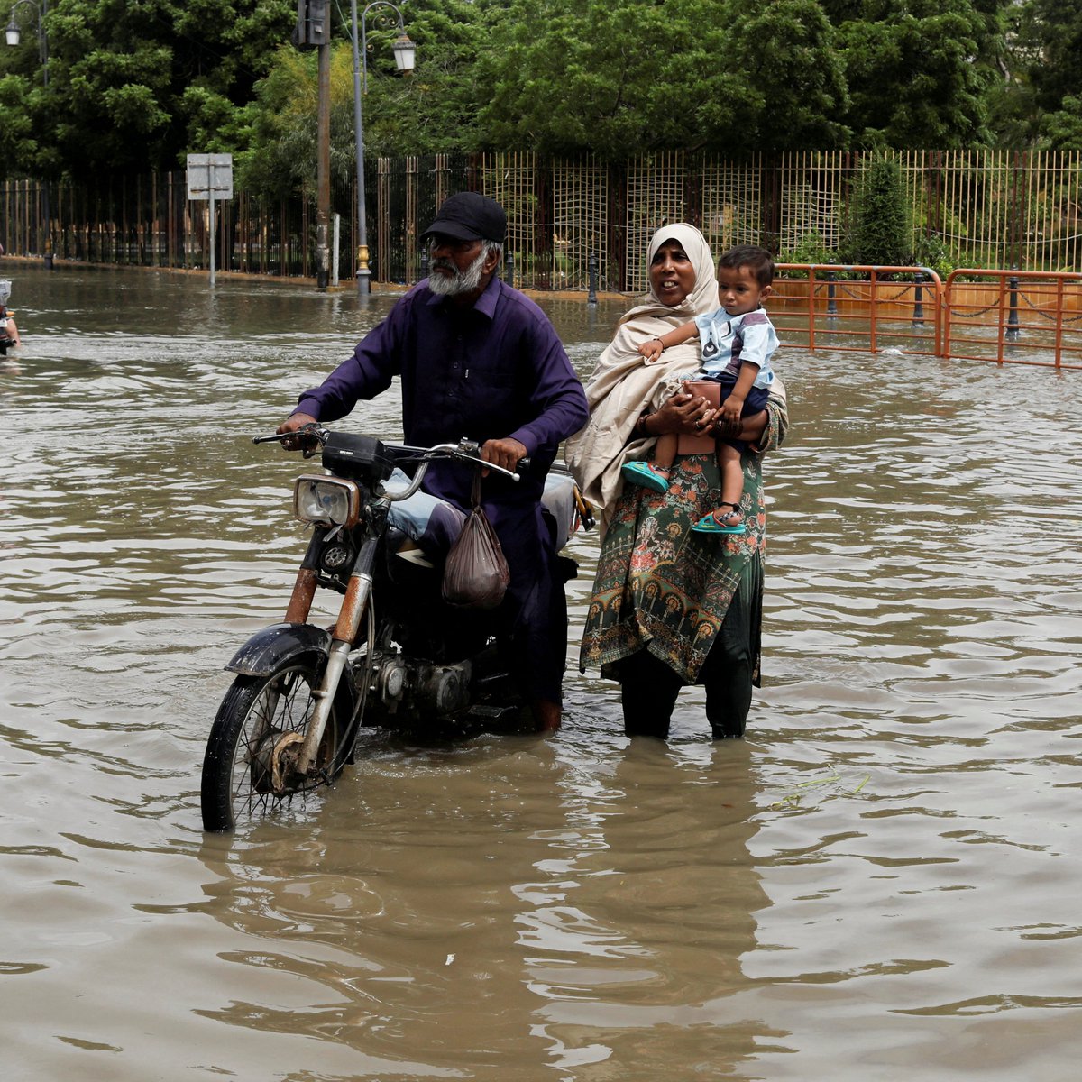 ajplus's tweet photo. Monsoon floods in Pakistan killed 800+ people since June, including 9 children in the last 24 hours.

Rain in some areas is almost 500% higher than usual.

Pakistan produces less than 1% of global CO2 emissions but is one of the most vulnerable countries to the climate crisis https://t.co/0Z0UTg6eYo
