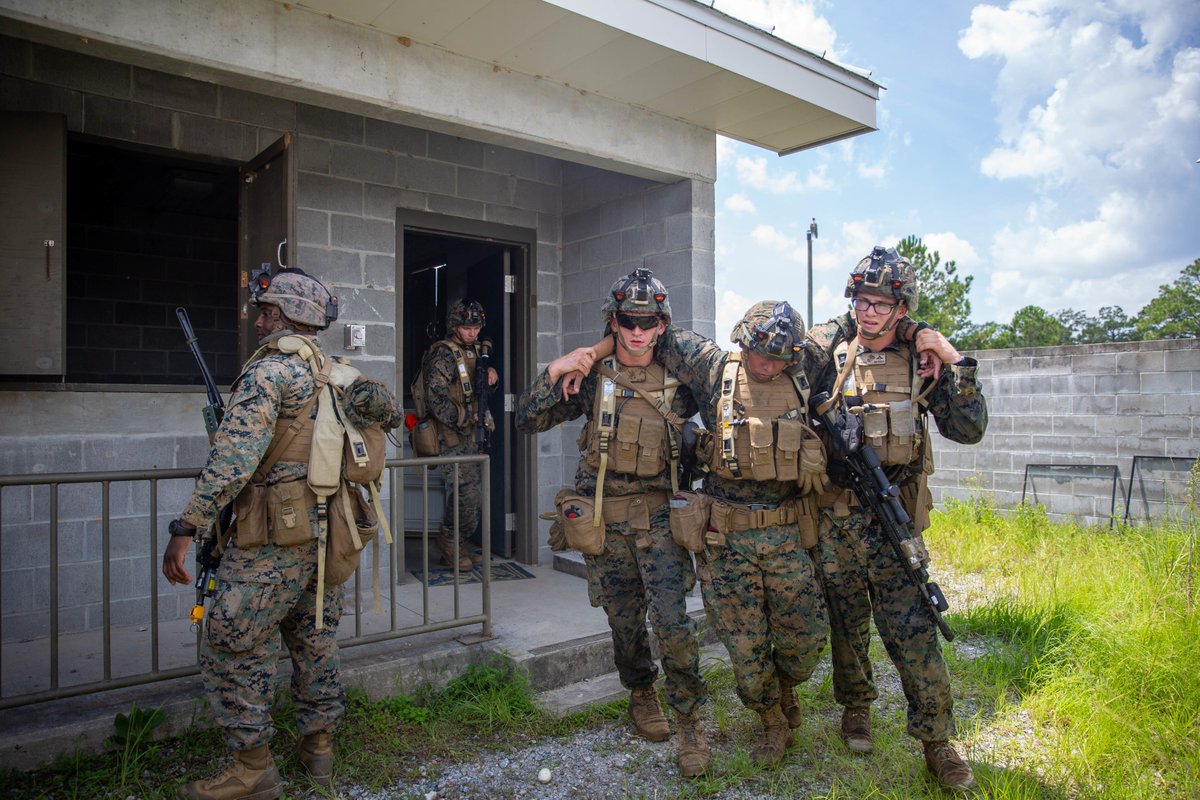 MARFORCOM's tweet photo. #Marines w/ @2dMarDiv, clear a building during Ex. #BoldQuest at Fort Stewart, #Georgia. This demonstrates a joint capability to link sensors to shooters across air, land, sea, space, & cyberspace.
(#USMC photos by LCpl. Emma Gray)
#WeHaveTheWatch #HomelandDefense #EveryDomain https://t.co/LORpNXuHFg