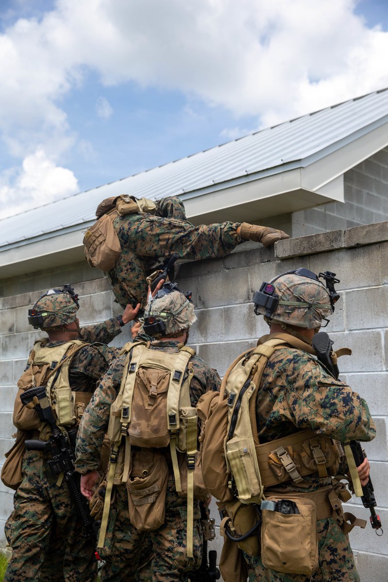 MARFORCOM's tweet photo. #Marines w/ @2dMarDiv, clear a building during Ex. #BoldQuest at Fort Stewart, #Georgia. This demonstrates a joint capability to link sensors to shooters across air, land, sea, space, & cyberspace.
(#USMC photos by LCpl. Emma Gray)
#WeHaveTheWatch #HomelandDefense #EveryDomain https://t.co/LORpNXuHFg