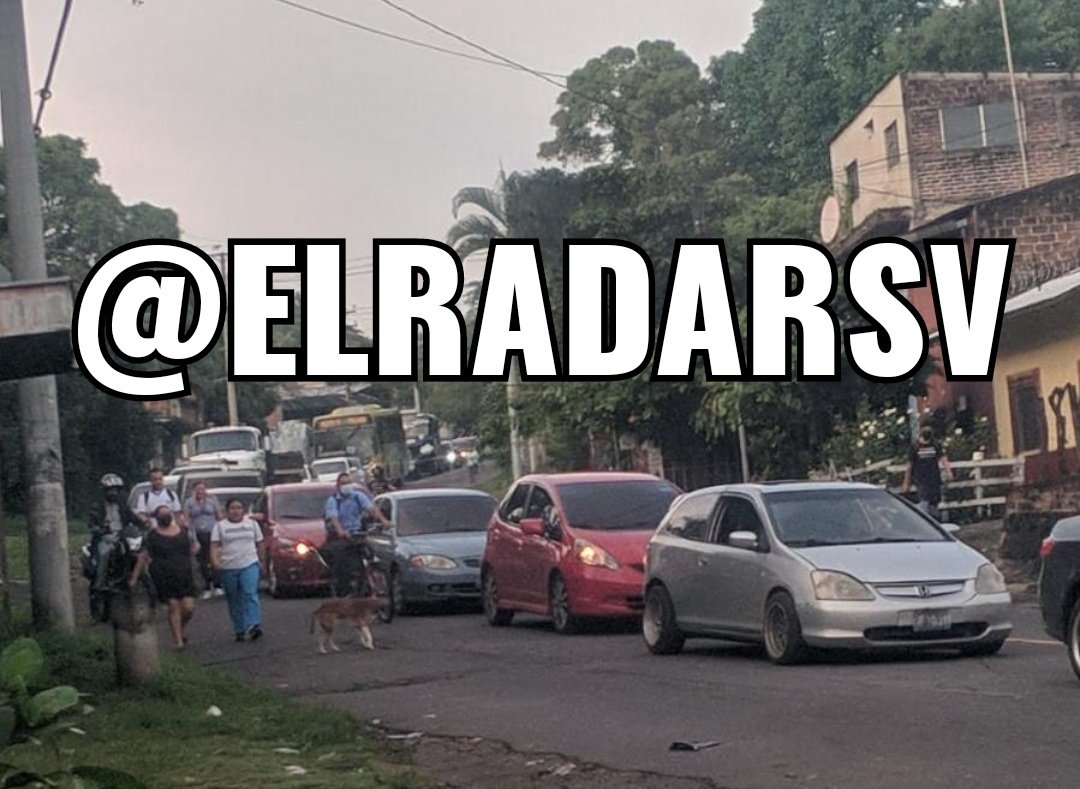 elradarsv's tweet photo. #SantaAna503 #TraficoSV Mañana de miércoles complicado en esta ciudad, subiendo el #Portezuelo antes de llegara a la #TUDO Percance entre Bus y un Motociclista. Y bajando Calle antigua a #SS a la altura de #ElMora pesado con sentido a la #Unicaes https://t.co/nnRsRh9mwv