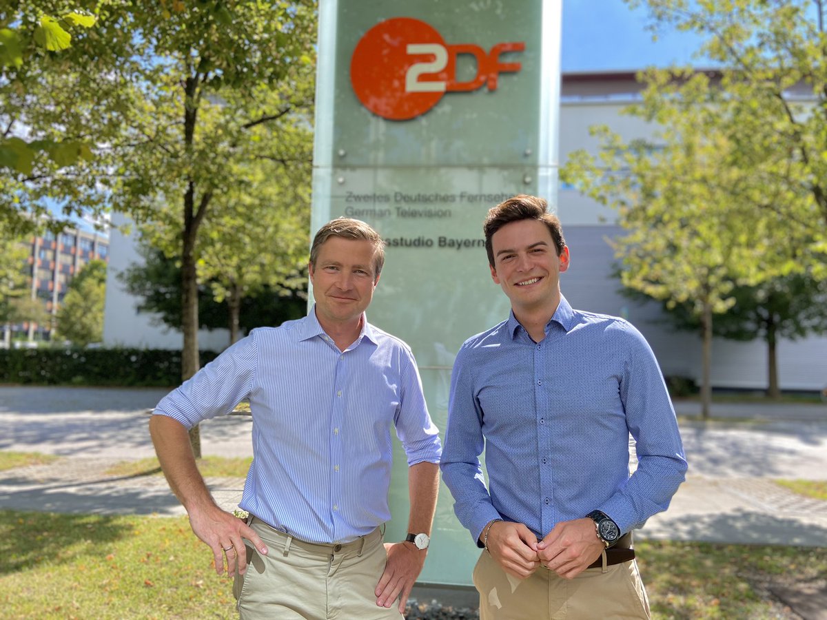 ZDFbayern's tweet photo. Reporter-Verstärkung im Landesstudio Bayern: @moneuss. Wir freuen uns, herzlich Willkommen und eine schöne Zeit bei uns! 🎤 🎥 https://t.co/7zrZaWYwnX