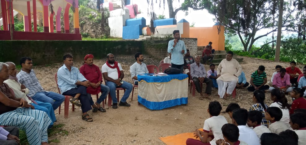 sandeep_nayan's tweet photo. तिसरी प्रखंड के भंडारी पंचायत मुखिया ने सक्रियता दिखाते हुए #VLCPC के साथ बाल संरक्षण के मुद्दे पर आम सभा आयोजित की।
तिसरी के सभी पंचायत मुखिया से हमारी आशा है ऐसी सक्रियता दिखाएं।
@GiridihDc @GIRIDIHPOLICE @KSCFIndia @k_satyarthi @OmprakashCAMP https://t.co/w9aShpzoRF