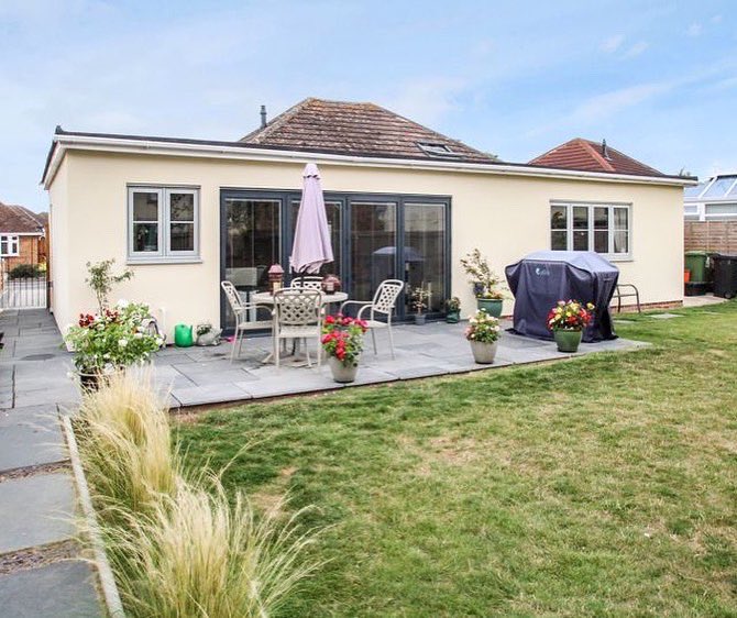 Chappells_EA's tweet photo. This is a fabulous three bedroom bungalow situated in the Coleview area. The property has been extended and refurbished throughout 💚 

Offers over £490,000 🔑
 
Experience selling and letting with a name you can trust ✅☎️

☎️ 01793 618080
👨‍💻 https://t.co/ISAG3D1qJ1 https://t.co/UGywUVHiwT