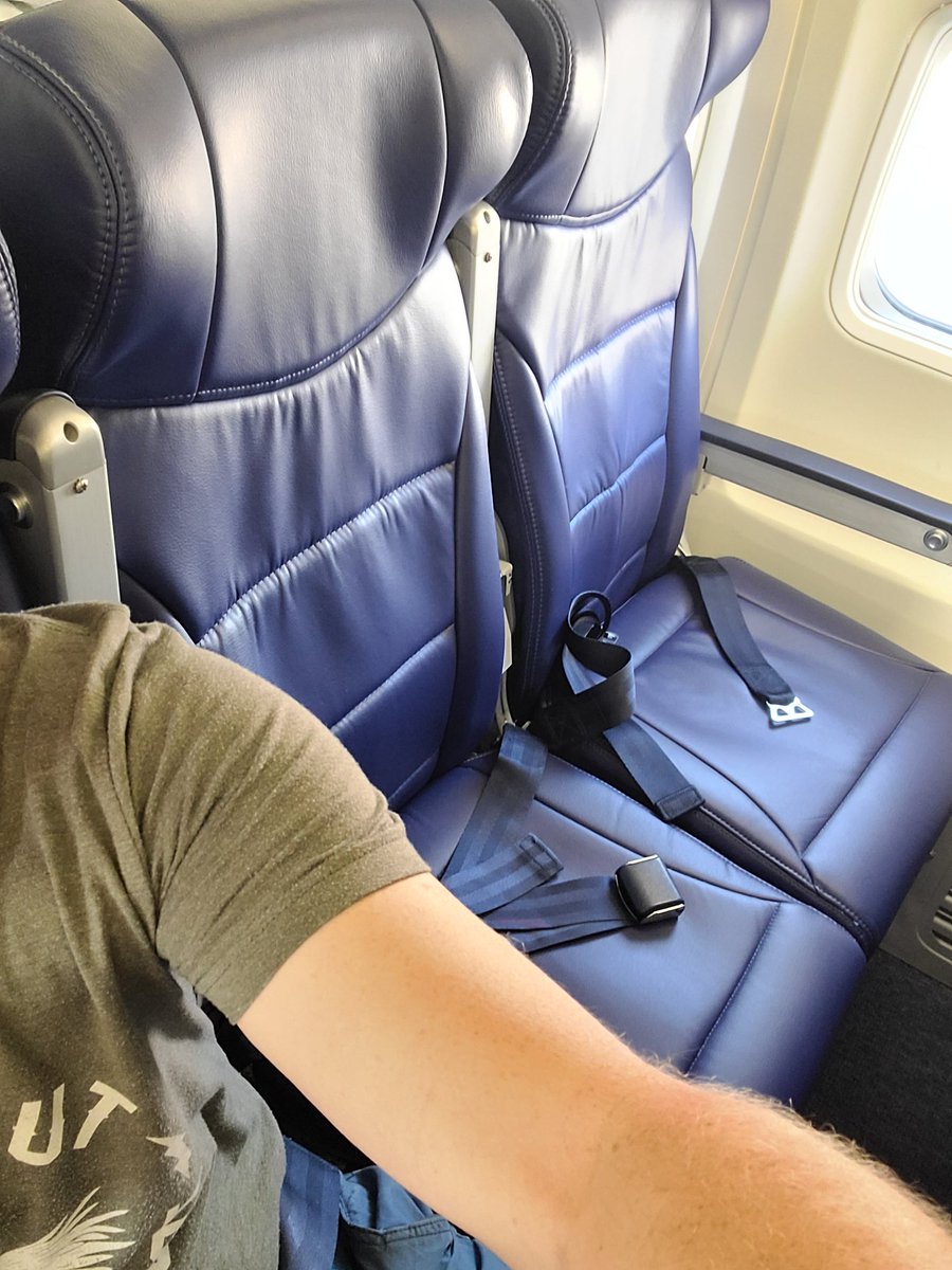 KoolAidWino_'s tweet photo. love this for me. there's like 40 people on this plane. living in small cities rules ass. https://t.co/bVYZNkkqYa