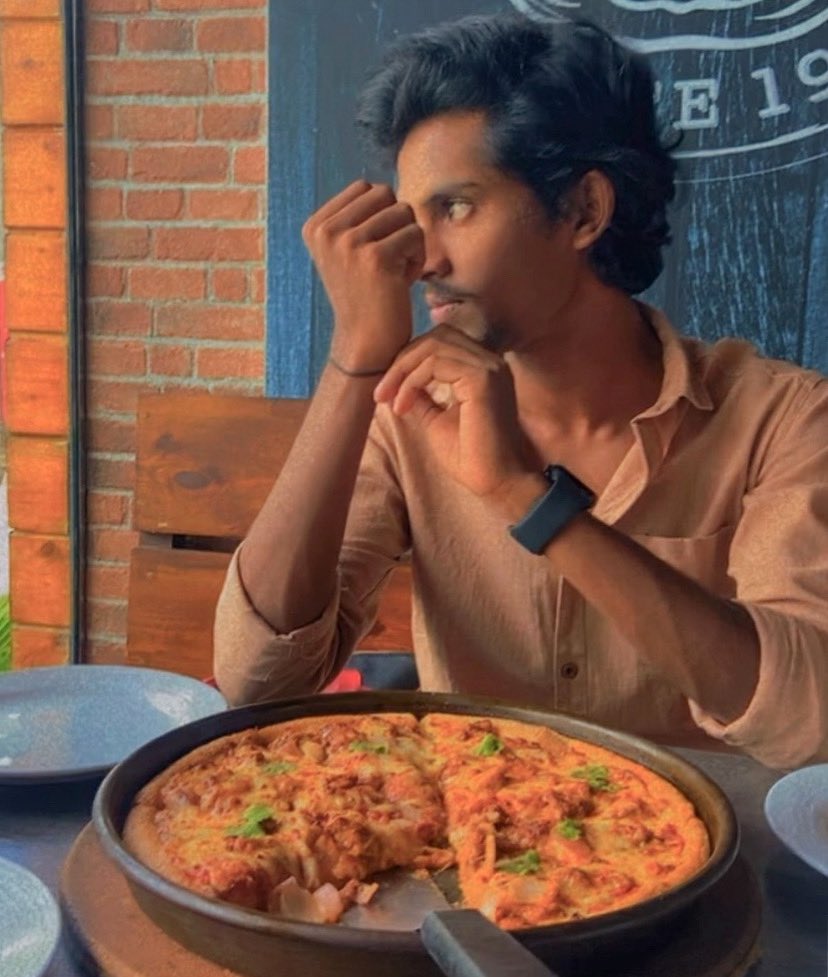 ChalithWicky's tweet photo. Pizza Time 🍕 https://t.co/Eej8KU6BwE