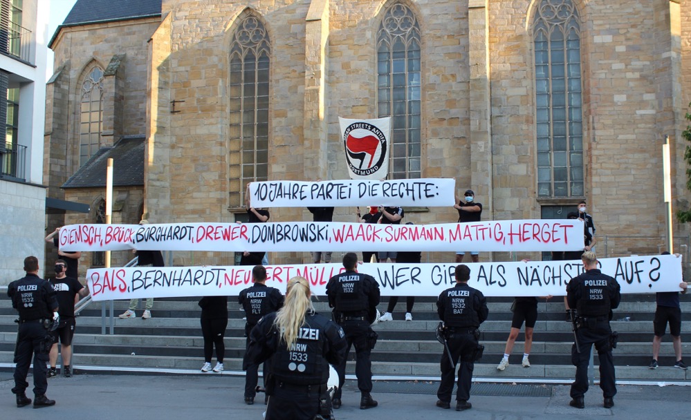 Nordstadtblog's tweet photo. Zehnter Jahrestag des Verbots der rechtsextremen Vereinigung „#NWDO“: „#BlockaDO“ und #Neonazis veranstalteten Kundgebungen in der City von #Dortmund #nonazis #nonazisdo #do2308 https://t.co/NpIasGCDL0 https://t.co/dQsMzVvU9E
