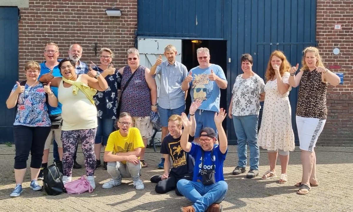 Bij de AvZ bij <a href="/_zuidwester/">Zuidwester</a> hebben studenten elkaar sinds jaren eindelijk live ontmoet! Sinds februari 2020 (corona) wordt hier elke een online workshop georganiseerd. Nu eindelijk een gezellige middag met elkaar ontmoeten, gezamenlijk eten en drinken en spelletjes doen.