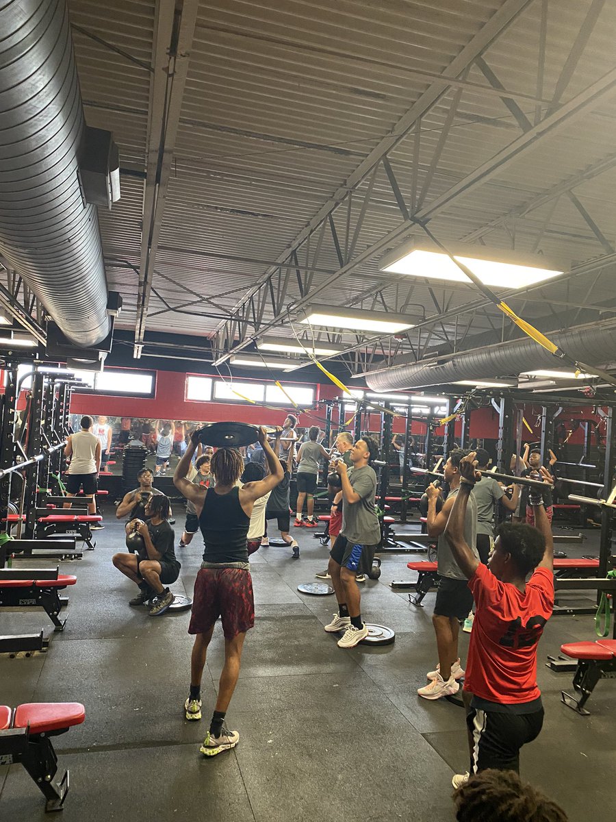HHKnightsHoops's tweet photo. Knights getting in their morning workout! Preparation is Key! https://t.co/Ib2curSBbH