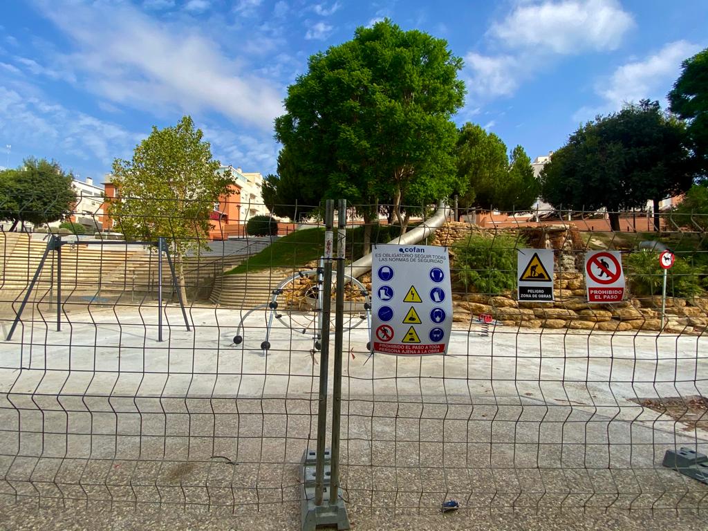 anaisabel_jc's tweet photo. El #ParqueCentro recibe los primeros elementos de la nueva área de juegos infantiles, que estará rematada en la parte más alta por dos grandes garzas.
Seguimos renovando y dotando nuestros parques y espacios naturales para que los más pequeños disfruten con múltiples aventuras. https://t.co/NpT4Aa1fS8