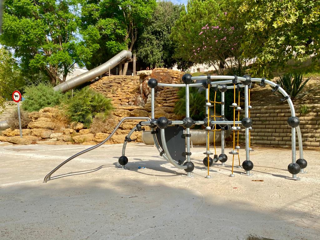 anaisabel_jc's tweet photo. El #ParqueCentro recibe los primeros elementos de la nueva área de juegos infantiles, que estará rematada en la parte más alta por dos grandes garzas.
Seguimos renovando y dotando nuestros parques y espacios naturales para que los más pequeños disfruten con múltiples aventuras. https://t.co/NpT4Aa1fS8