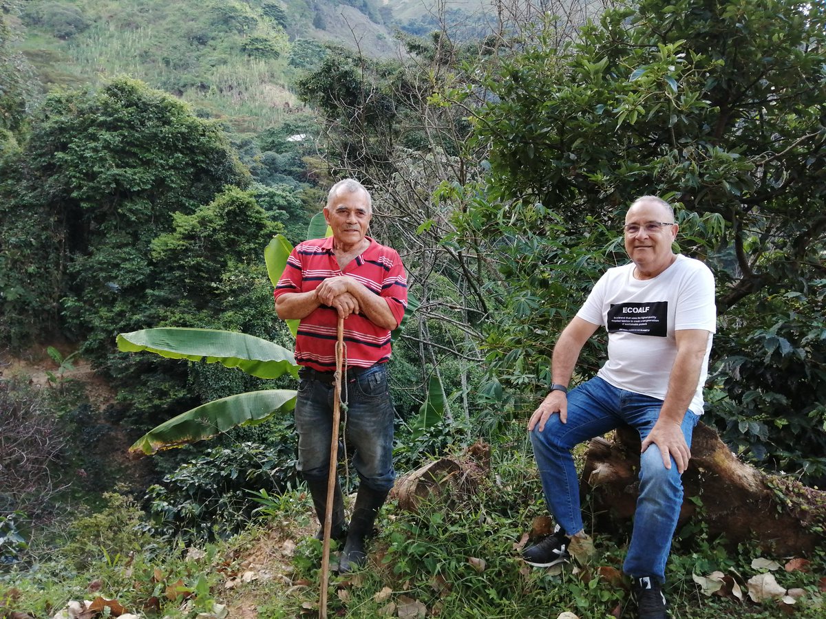 loicfrei's tweet photo. ¡Despertando la Magia del Campo! Entre la escuela Construyendo Futuro de ASOPEP, el equipo de la organización, @acodea_ y Manuel Fernández, agripooler de Gourmet Gallego, trabajamos para el diseño y posicionamiento de su marca de cafés tostados y chocolates.@AFD_es @FFP_AgriCord https://t.co/JMPj8ndw6Z