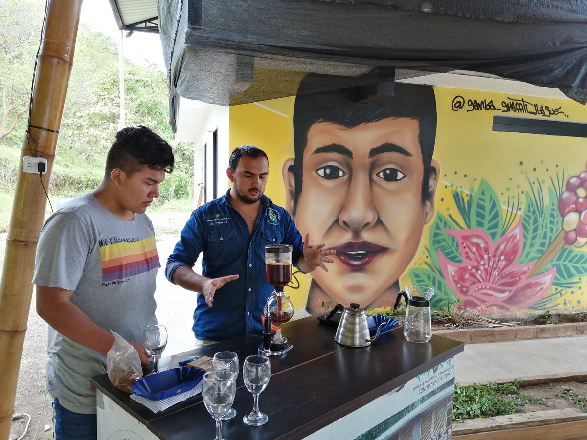loicfrei's tweet photo. ¡Despertando la Magia del Campo! Entre la escuela Construyendo Futuro de ASOPEP, el equipo de la organización, @acodea_ y Manuel Fernández, agripooler de Gourmet Gallego, trabajamos para el diseño y posicionamiento de su marca de cafés tostados y chocolates.@AFD_es @FFP_AgriCord https://t.co/JMPj8ndw6Z