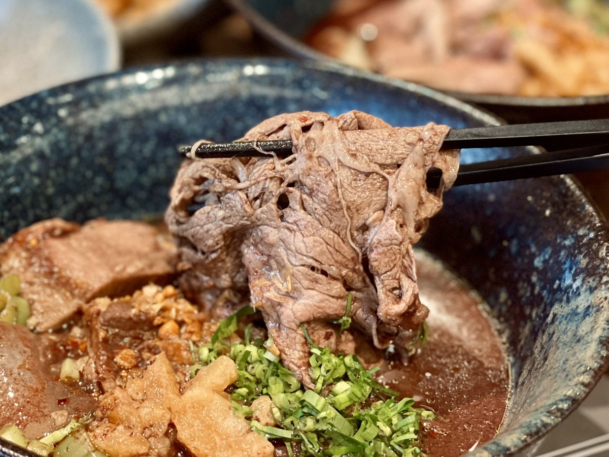 auhmmmmm's tweet photo. คอปเปอร์ทำร้านก๋วยเตี๋ยวแล้วว!! จากเมนูยอดฮิตในร้านบุฟเฟต์ ตอนนี้เขามาเปิดร้านเป็นร้านก๋วยเตี๋ยวแยก แบบไม่ต้องจองคิว walk in เข้ากินได้เลย ก๋วยเตี๋ยวคืออร่อย กลมกล่อม เจ้มจ้นแบบไม่ต้องปรุงเพิ่ม จัดหนักจัดเต็มทั้งหมู ทั้งเนื้อ เอาเป็นว่าใครจองบุฟเฟต์ไม่ทัน มากินเตี๋ยวที่นี่ได้เลยย https://t.co/IAFajNIllz