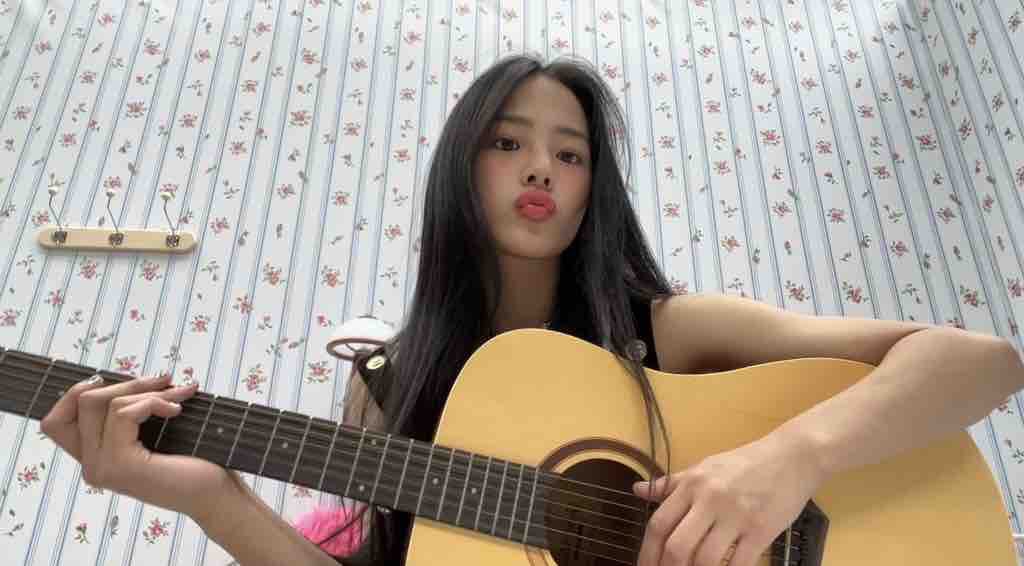 minjigallery's tweet photo. minji playing guitar is my favorite https://t.co/lo66XQ4YfO