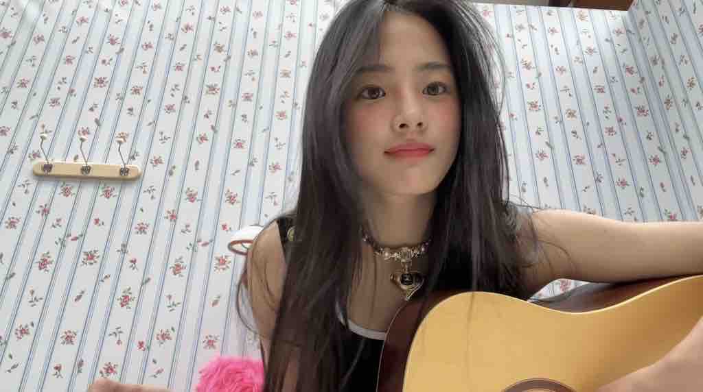 minjigallery's tweet photo. minji playing guitar is my favorite https://t.co/lo66XQ4YfO