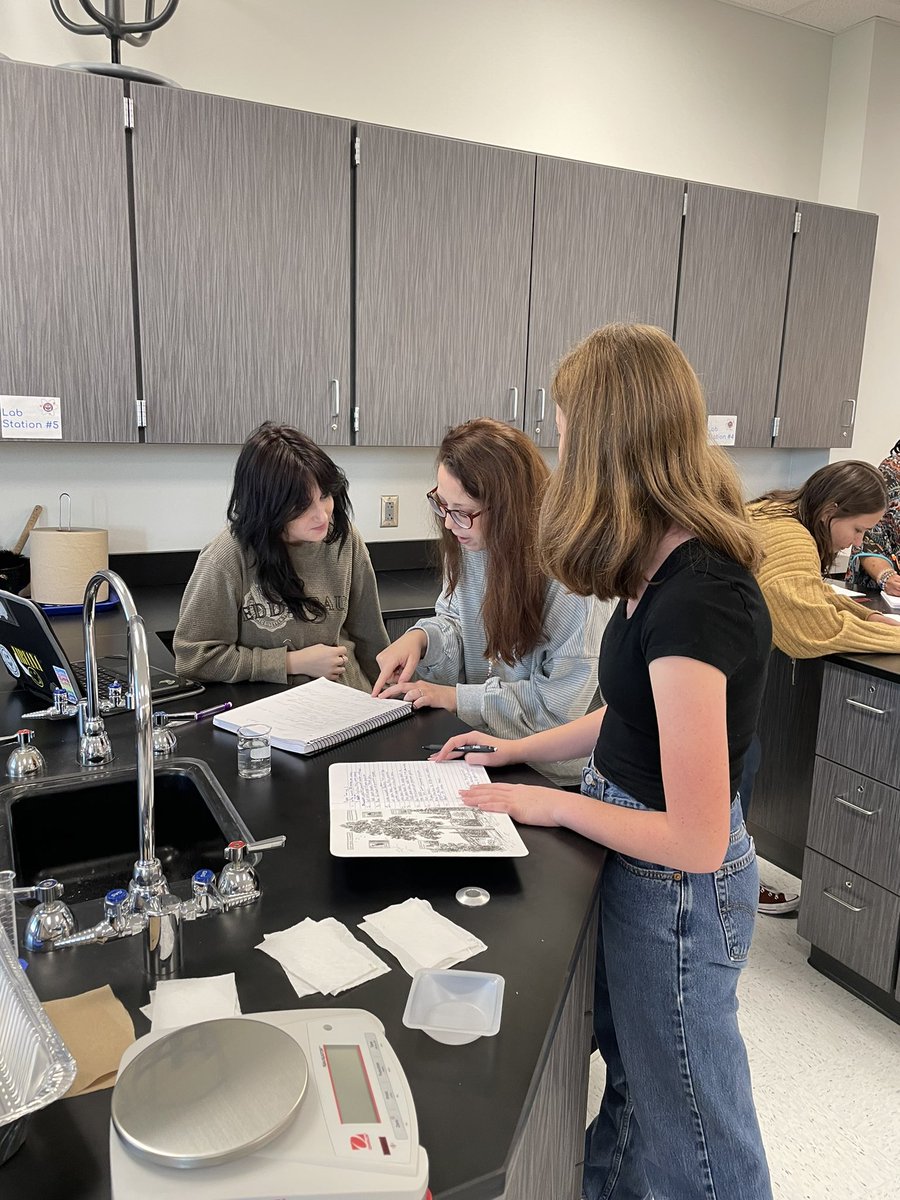 Dr_Shelmire's tweet photo. Nothing like starting your morning in AP Environmental Science with students creating their own lab to measure which brand of paper towels is most absorbent! 🧡💙 @jwnichols https://t.co/j7yj3mBBqE