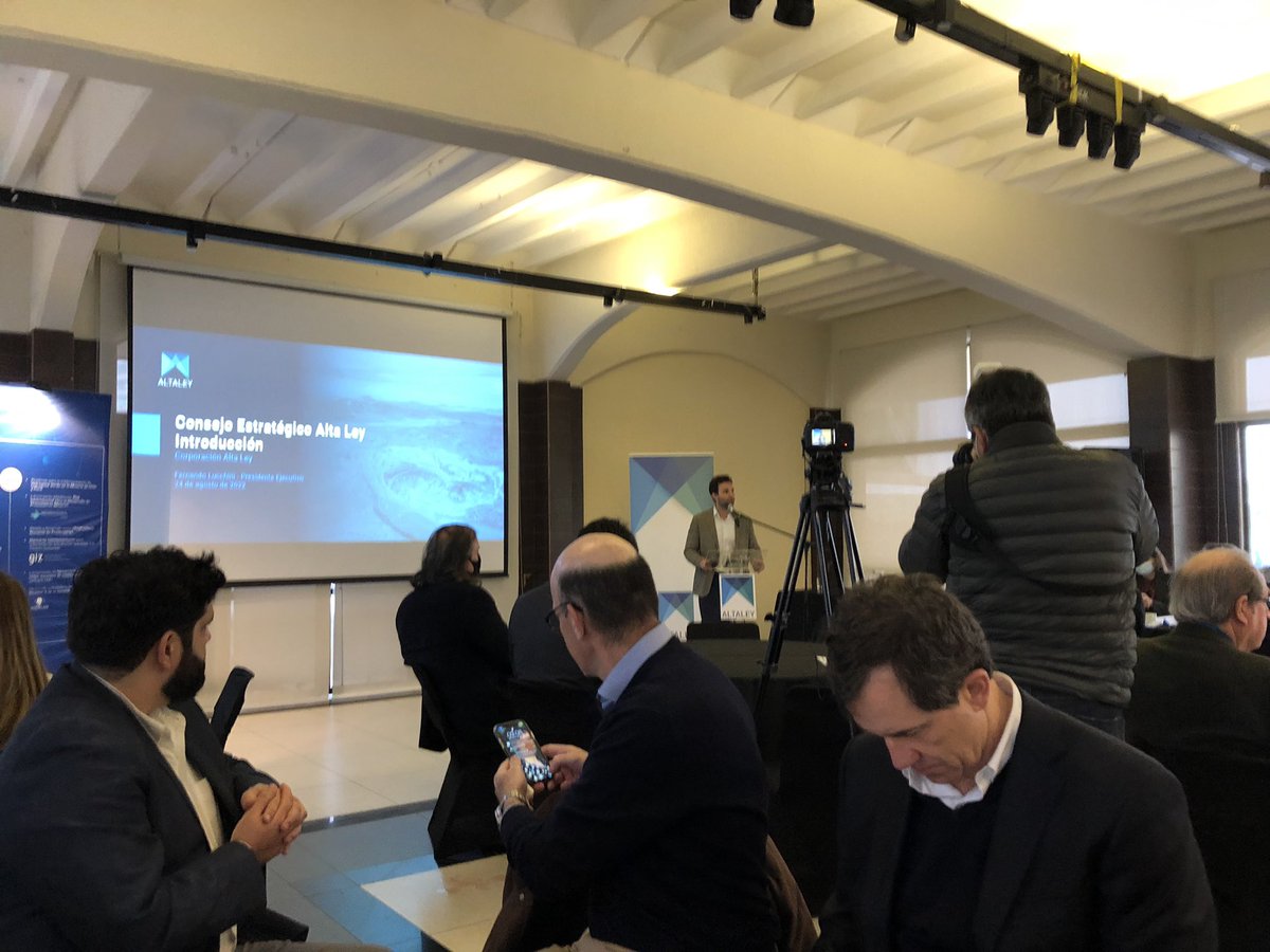 AleMolinaQ's tweet photo. Participando hoy como @minnovex en el consejo estratégico ampliado de @alta_ley , conversación que busca aportar en un trabajo coordinado del sector público y privado minero destinada a lograr una minería verde y sustentable que aporte al desarrollo de nuestro país 🇨🇱 Chile https://t.co/0ZJ23nglaR