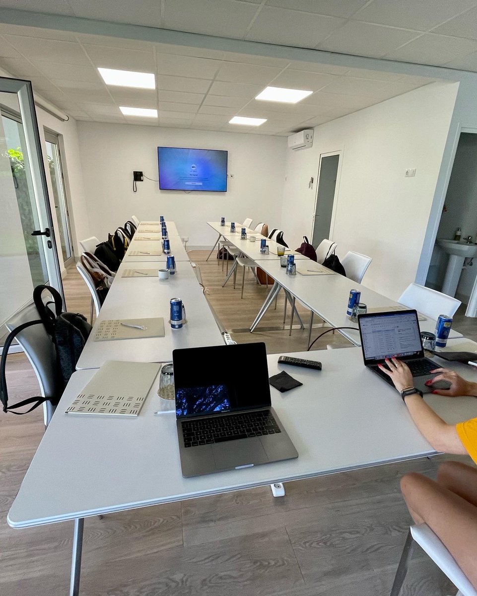reflexaff's tweet photo. We believe that by promoting a healthy work-life balance and investing in our team members well-being, we're able to create a more productive, enjoyable and successful workplace 🚀
#salesworkshop #teammeeting #workshop #corporateculture #workwithus #employeeexperience  #teamwork https://t.co/DlAC0C4O1L
