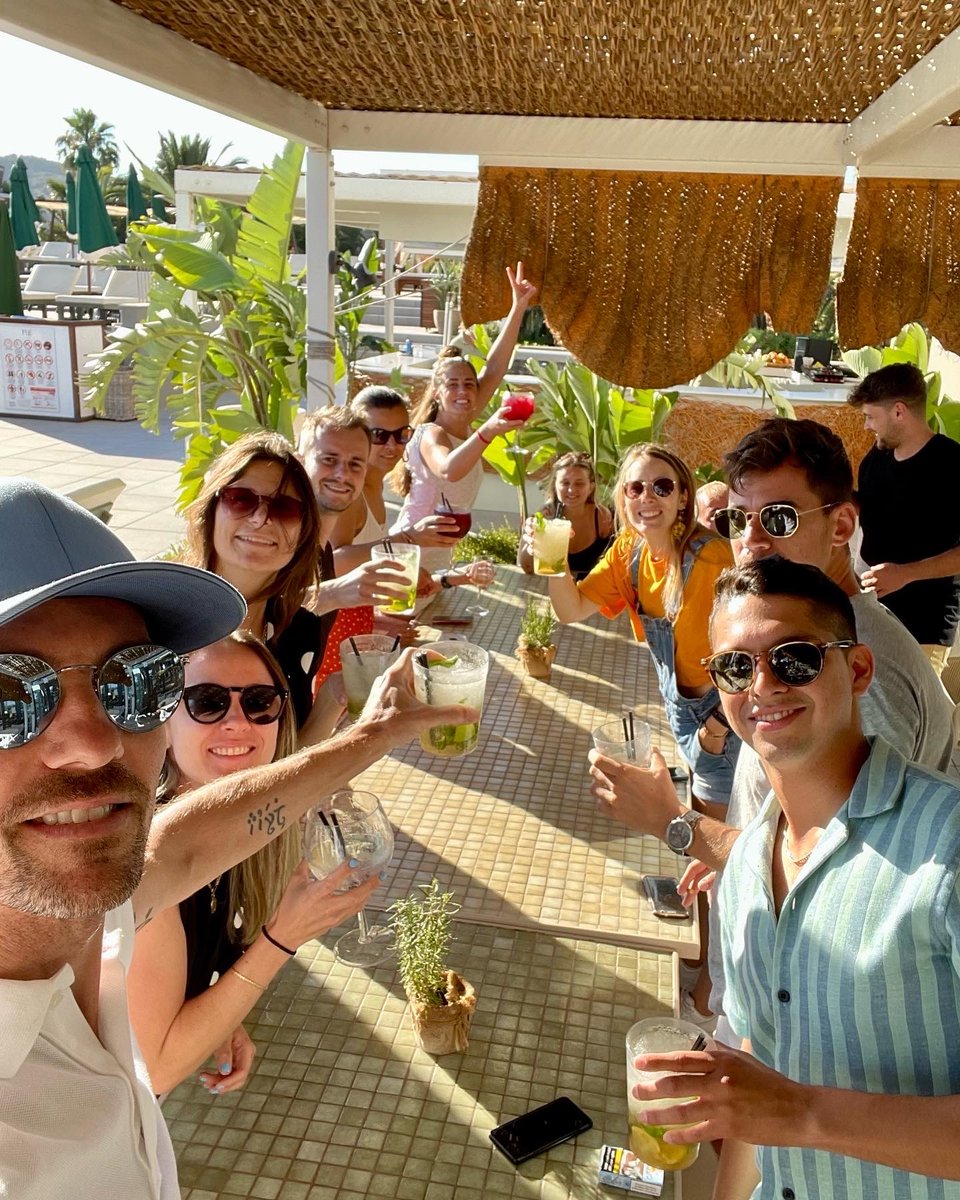 reflexaff's tweet photo. We believe that by promoting a healthy work-life balance and investing in our team members well-being, we're able to create a more productive, enjoyable and successful workplace 🚀
#salesworkshop #teammeeting #workshop #corporateculture #workwithus #employeeexperience  #teamwork https://t.co/DlAC0C4O1L