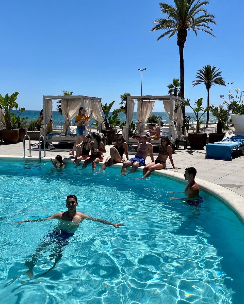 reflexaff's tweet photo. We believe that by promoting a healthy work-life balance and investing in our team members well-being, we're able to create a more productive, enjoyable and successful workplace 🚀
#salesworkshop #teammeeting #workshop #corporateculture #workwithus #employeeexperience  #teamwork https://t.co/DlAC0C4O1L