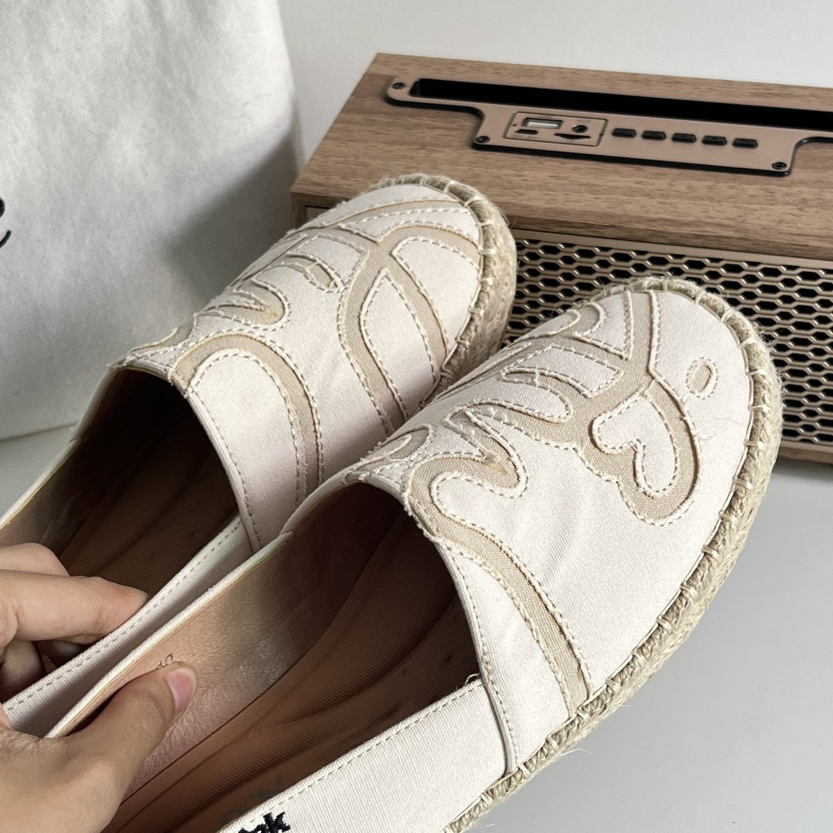 itfeelstory's tweet photo. น้องคนนี้นุ่มมากก ใส่สบายค่ดแล้วแสนน่ารักก ของเราสี latte🍞🫶🏻 น่ารักแม่กก ปักชื่อได้ด้วย ใส่ได้ทุกวันไม่เบื่อเลย ทรงน้องน่ารัก คลาสสิก ใช้งานได้จริง เดินทั้งวันก็ไม่เจ็บ ทนมากด้วย แนะนำเลย เราสั่งแบบปักมาจาก ig: minxshoes🤍 https://t.co/fKAN8lt3Sc