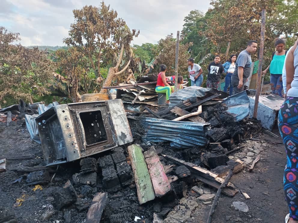 ImvihSucre's tweet photo. #19Ago, funcionarios del (IMVIH-SUCRE), realizaron inspección  en el Sector Las Margaritas, escalera la Rosa. Parroquia La Dolorita, Debido a un incendio,  presuntamente ocasionado por un niño. Afectando 6 viviendas. @JoseVRangelA @GabrielaEsSucre https://t.co/Euq970CbVG