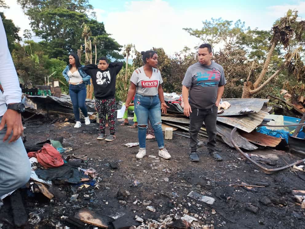 ImvihSucre's tweet photo. #19Ago, funcionarios del (IMVIH-SUCRE), realizaron inspección  en el Sector Las Margaritas, escalera la Rosa. Parroquia La Dolorita, Debido a un incendio,  presuntamente ocasionado por un niño. Afectando 6 viviendas. @JoseVRangelA @GabrielaEsSucre https://t.co/Euq970CbVG