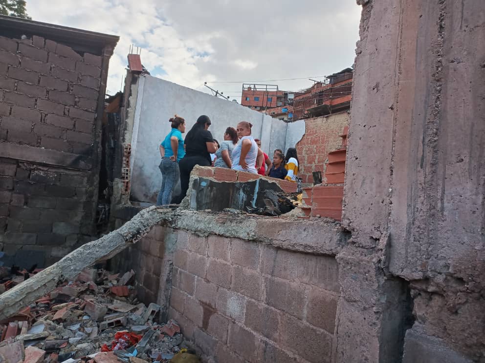 ImvihSucre's tweet photo. #19Ago, funcionarios del (IMVIH-SUCRE), realizaron inspección  en el Sector Las Margaritas, escalera la Rosa. Parroquia La Dolorita, Debido a un incendio,  presuntamente ocasionado por un niño. Afectando 6 viviendas. @JoseVRangelA @GabrielaEsSucre https://t.co/Euq970CbVG