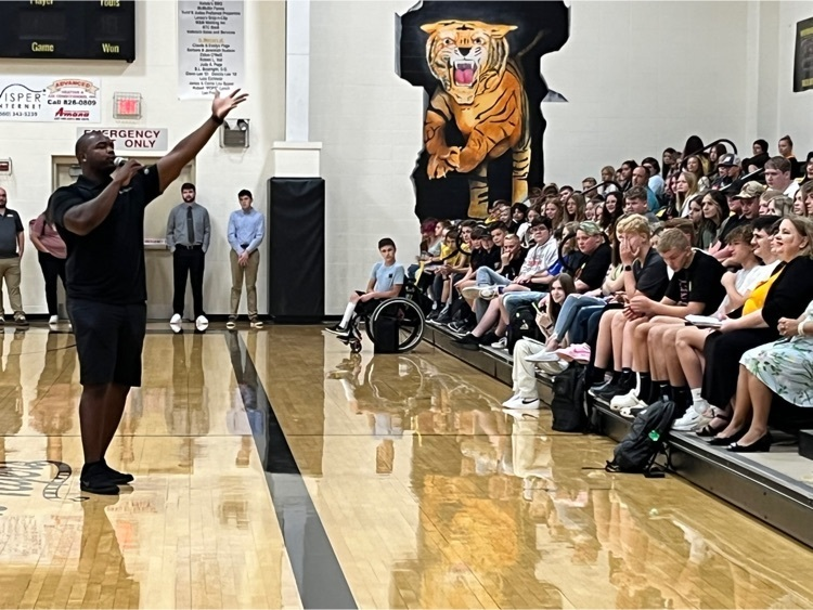 SmithtonR6's tweet photo. Back to School Assembly in full swing! https://t.co/torxp4gAMg