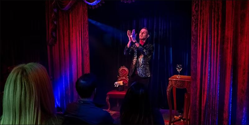 MagicShows1's tweet image. Chicago Comedy Magic Show, Trickery. #magicshows #magicians #localmagicshows #Chicago localmagicshows.com/2022/08/chicag…