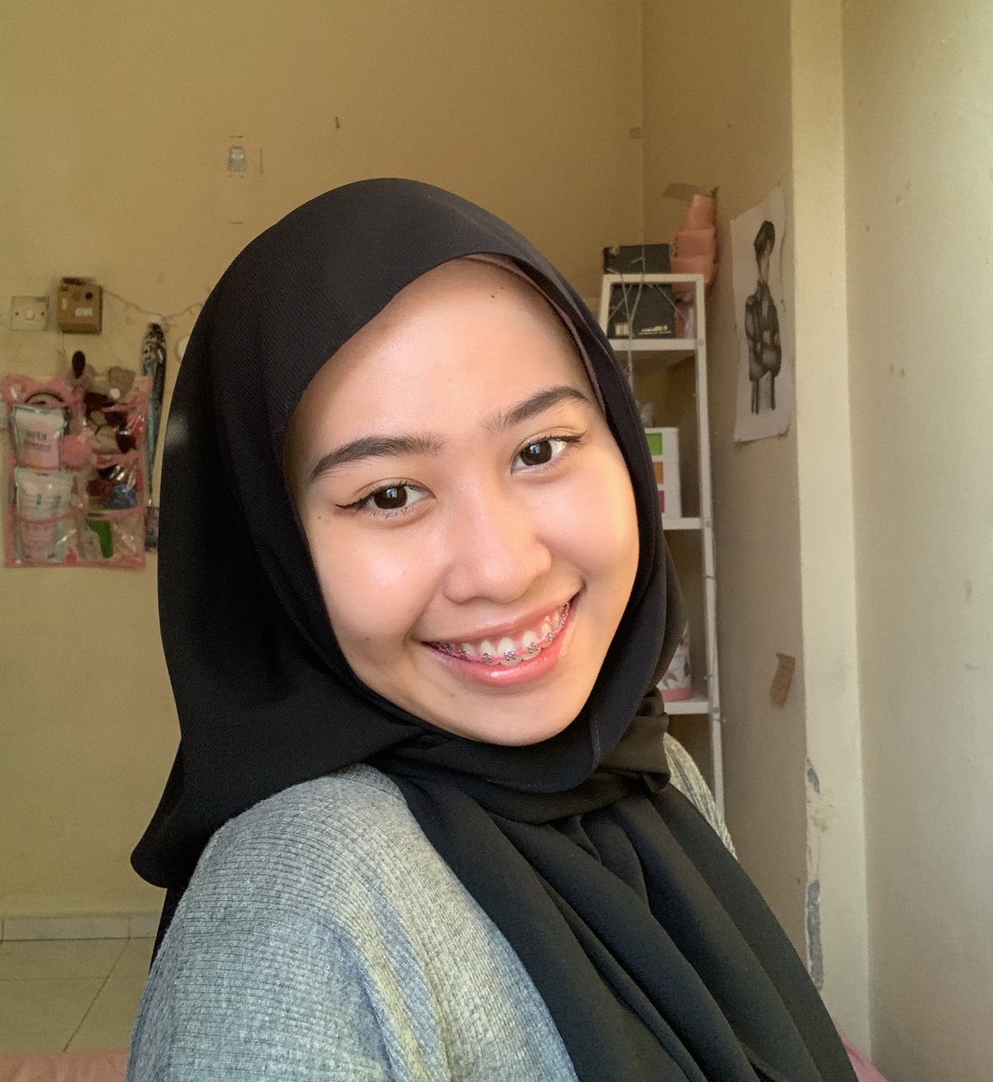 sunflwrsuu's tweet photo. kak @SyazaRahizad nak tanya awak letak apa dalam cleanser? 2 hari je bersih terus muka Su dari TINY BUMPS, REDNESS and ACNE SCARS😭😭🫶🏻🫶🏻

tak sempat nak buat transition😭🫶🏻 #nicetomeetcha https://t.co/5X9LKG2ucU