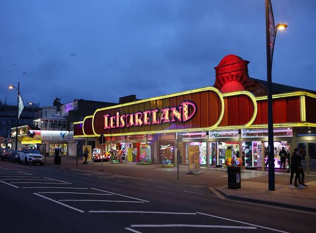 GCuevara's tweet photo. Andrew Tate has been permanently banned from Leisureland Great Yarmouth https://t.co/Yhc2F0Laq2