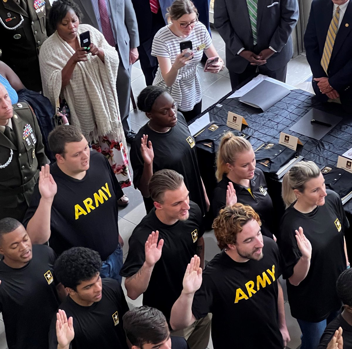 1st in Nation – Entire Executive Branch  @HenryMcMaster, <a href="/PamelaEvette/">Lt. Gov. Pamela Evette</a> and every Cabinet member signed Army’s Partnership for Your Success @PaYS statement offering qualified Soldiers a courtesy interview when the leave service. Bringing Vets &amp; their special talent back to SC.