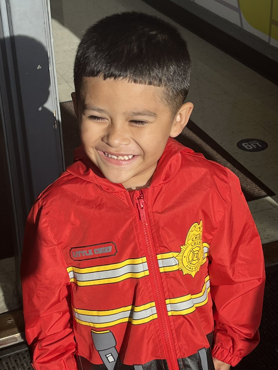 PrincipalLuSal's tweet photo. Our first fire drill of the year was a success thanks to this dynamic duo! The fire chief even showed up 😉!! #cowartkidsaregoingplaces #thecowartadvantage Great Job #teamCowart https://t.co/DUZxZgfUkv