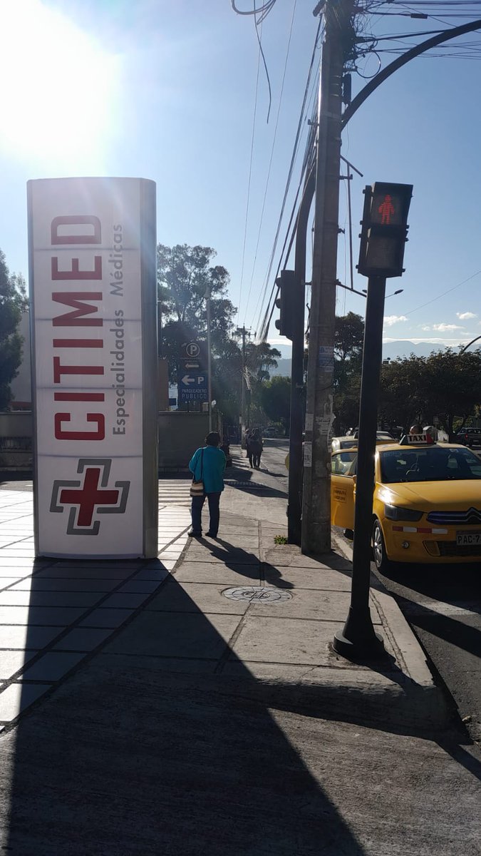 karoline_marce's tweet photo. Buenos días @ObrasQuito un favor el día de hoy en la Av. Mariana de Jesús en el edificio Citimed, el semáforo amaneció del otro lado por favor si nos pueden ayudar gestionando a qué este colocado de la forma correcta. https://t.co/j9m1iLKNCx