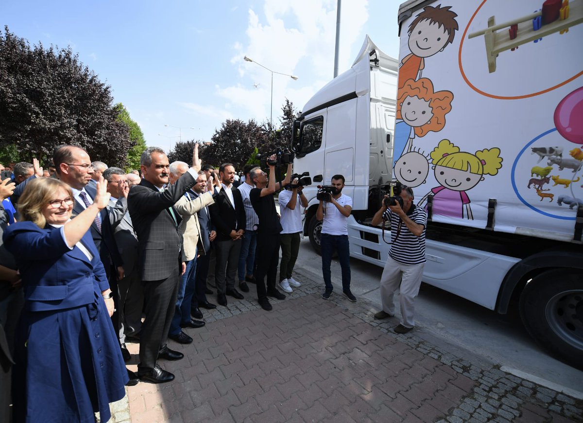 Bakanımız Mahmut Özer, Anaokulları ve Ana Sınıfları İçin Hazırlanan Eğitim Materyali ve Donatım Malzemelerini İllere Uğurlama Töreni'ne katıldı.

👉 meb.ai/ic8N2l