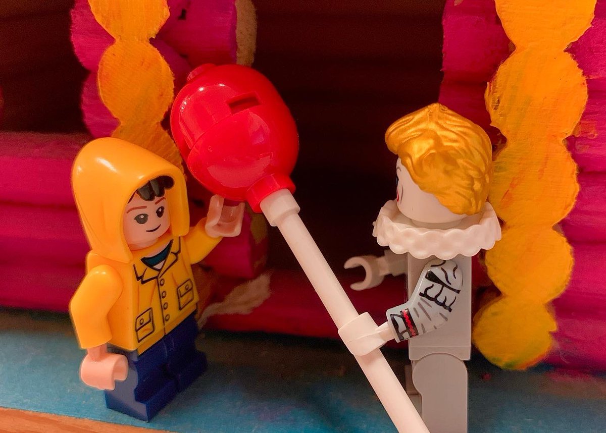 MrLegoFinesse's tweet photo. “Georgie? That you?”
#it #it2 #lego #legoit #pennywise #pennywisetheclown #georgie #mikehanlon #beverlymarsh #balloons #hellogeorgie #horrormovies #horror #clowns https://t.co/amDUR2Tohf