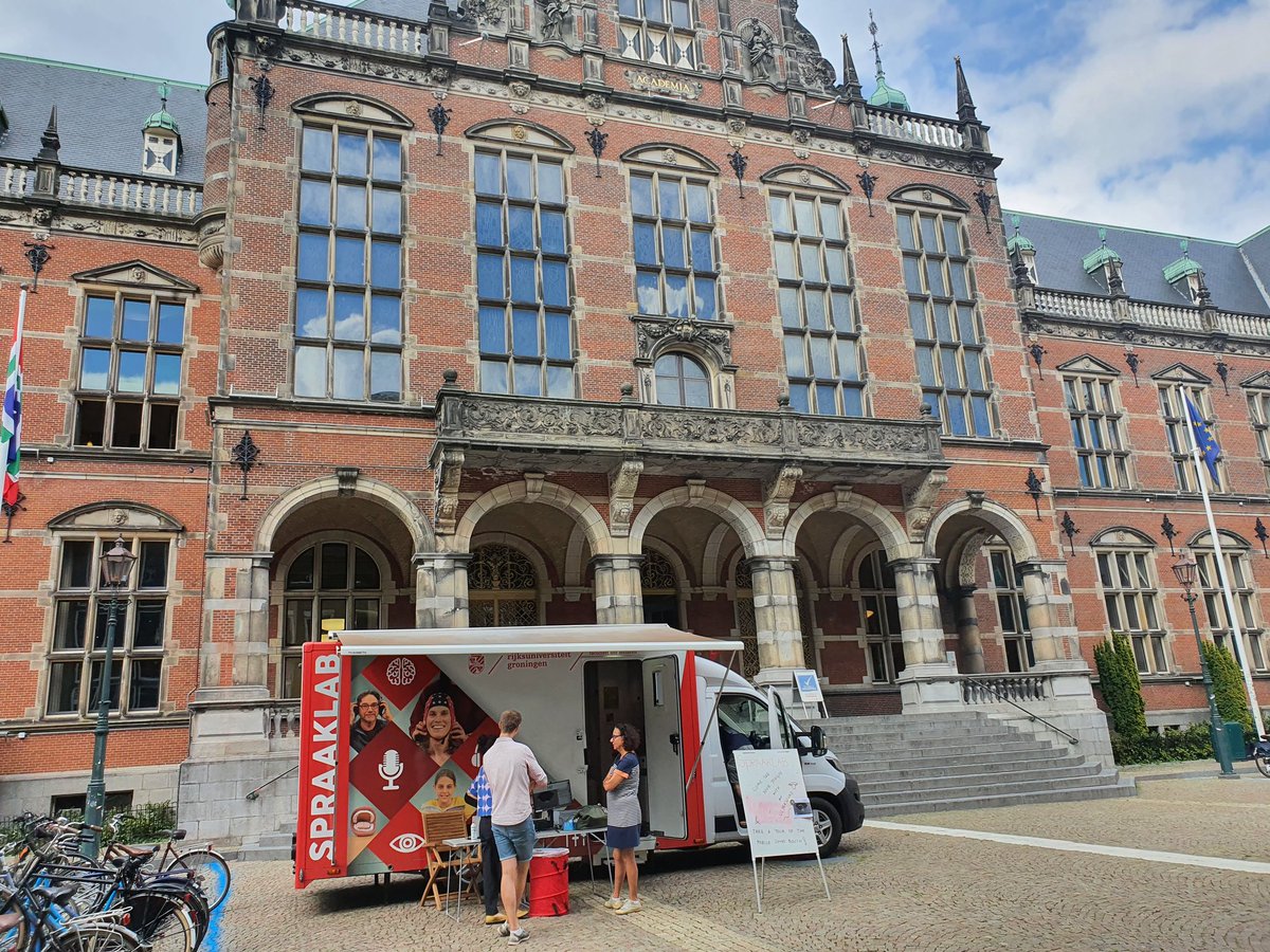 Now at #SMC2022: SPRAAKLAB demo 🚐 Come see the mobile laboratory of the Faculty of Arts, which is currently being used to collect acoustic and kinematic data.

🕒15-18 (in front of Academy building)