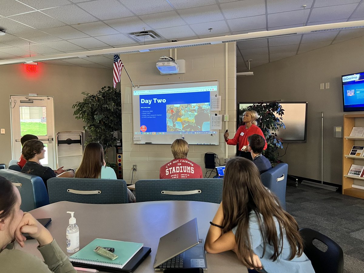 IvesterEarlyCollegeHallCo tweet media